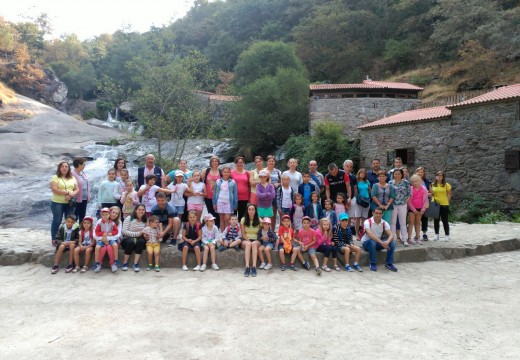 A excursión aos Muíños da Barosa e a Combarro reuniu a 55 veciños/as de Frades